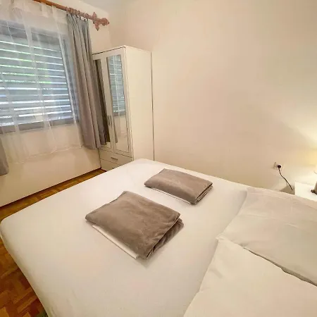 In 41879 Apartamento Jadranovo